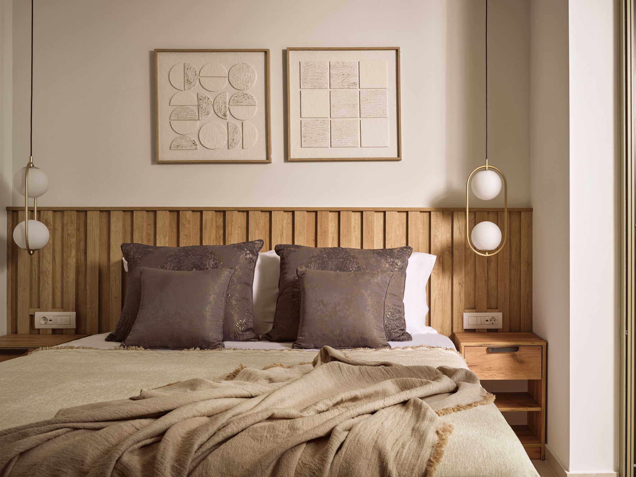 Master bedroom with natural oak headboard at Segreto Del Lusso luxury villa Zante